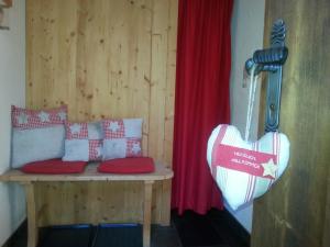 菲根Chalet Tyrol的墙上有长椅和心