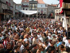 里瓦达维亚Loft Medieval的站在街上的一大群人