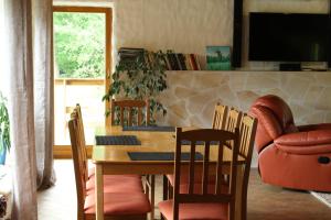 KobruvereTammeveski Holiday House的一间带桌椅和电视的用餐室