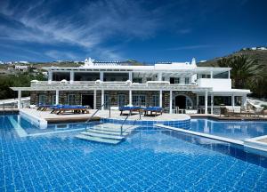 胡拉吉亚圣马可别墅酒店的大型房屋,设有大型游泳池