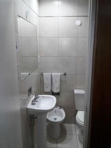 门多萨Hotel Milena的白色的浴室设有水槽和卫生间。