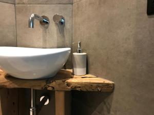 米德尔堡bednextdoor的浴室内木制桌子上的白色水槽