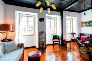 里斯本Atelier - House in Belém的客厅配有沙发和椅子