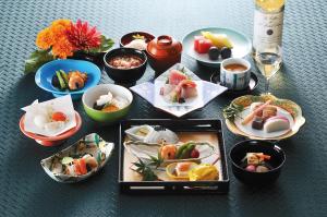 海老名市Rembrandt Hotel Ebina的餐桌上放有寿司和碗的食物