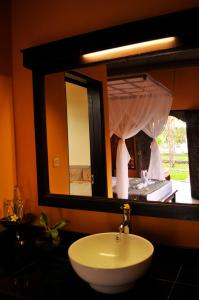 佩母德兰特塔纱丽别墅酒店的一间带水槽和大镜子的浴室