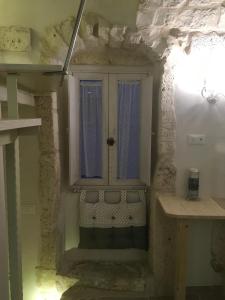 奥斯图尼Casa Pietra e Sole的一间小浴室,窗户位于客房内