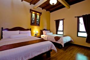 希维德普里萨坎缇自然家庭度假酒店的一间卧室设有两张床和两个窗户。