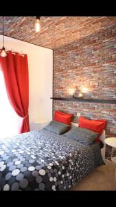 卢切拉la casa di asmei b & b Lucera的一间卧室设有一张床和砖墙
