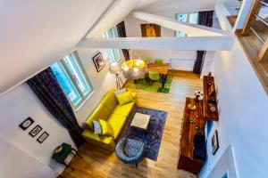 布拉格巴拉诺瓦公寓的享有带黄色沙发的客厅的顶部景色