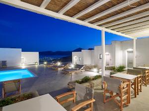 Lithos Luxury Rooms (Adults Only)内部或周边的泳池