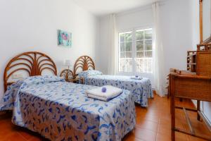 滨海圣波尔La Marina, casa en playa San Pol de Mar, Barcelona的一间卧室设有两张床和窗户。