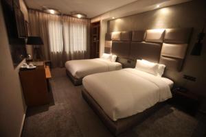 卡萨布兰卡赛文酒店的酒店客房设有两张床和床头板