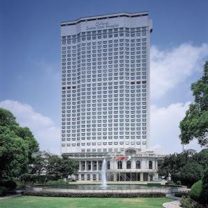 上海花园饭店（上海）的一座高大的建筑,在一座建筑前有喷泉