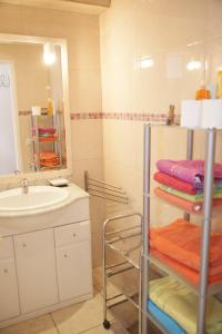 普拉加德阿罗Arogran II的浴室配有盥洗盆、镜子和毛巾