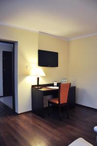 什切齐内克波折兹尔则酒店的客房配有带台灯和椅子的书桌