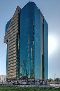迪拜第一城堡套房酒店的一座倒映城市的高楼