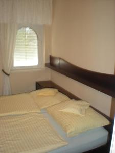 希欧福克肯陶尔公寓的一间卧室设有两张床和窗户。
