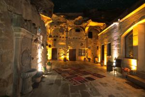格雷梅郁金香洞穴套房酒店的夜间建筑物的走廊,灯
