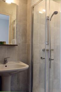 Aunay-sur-OdonLOGIS -Hotel & Restaurant de la Place的一间带水槽和淋浴的浴室