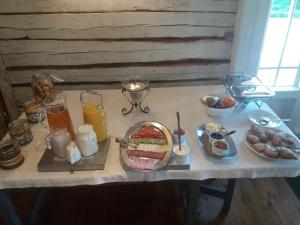 凯尔德拉妈妈咪呀旅馆的一张桌子,上面有早餐食品和蜡烛