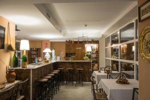 圣比森特德拉松谢拉卡索纳德尔博蒂卡里奥酒店的一间带桌椅的餐厅和一间酒吧