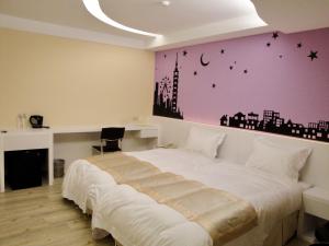 彰化市台湾大饭店 的卧室配有白色床和紫色墙壁