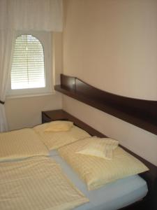 希欧福克肯陶尔公寓的一间卧室配有一张带床头板的床和窗户