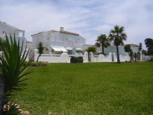 奇克拉纳－德拉弗龙特拉Casa Sargo的院子中白色围栏的房子