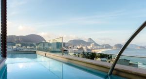 里约热内卢科帕卡巴纳丽思精品酒店的海景游泳池