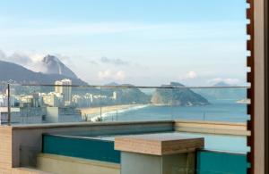 里约热内卢科帕卡巴纳丽思精品酒店的阳台享有大海和山脉的美景。