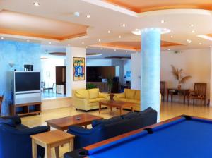 莫拉托斯安格莉卡公寓式酒店的客厅配有台球桌