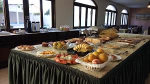 南圣洛伦索Hotel das Figueiras的一张桌子上有很多种不同的食物