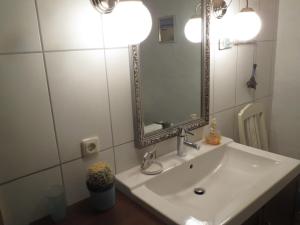 Usedom TownUsedom Sud的浴室设有白色水槽和镜子