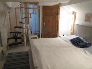 Usedom TownUsedom Sud的一间卧室设有一张床和一个螺旋楼梯