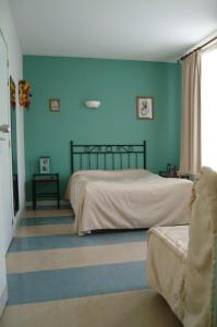 巴勒迪克贝尔特兰德酒店的一间卧室设有一张床和蓝色的墙壁