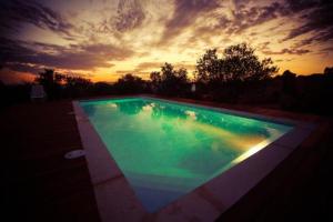KahalAlon Bagalil的一座享有日落美景的大型游泳池