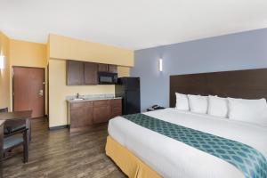 新奥尔良新奥尔良庞恰特雷恩戴斯酒店的酒店客房设有一张大床和一个厨房。