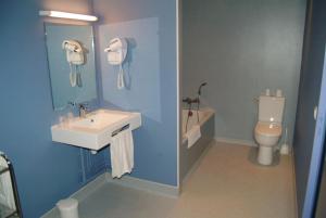巴勒迪克贝尔特兰德酒店的蓝色的浴室设有水槽和卫生间