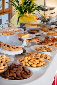 西尔米奥奈蒙里普斯酒店的填满了食物和饼干的桌子