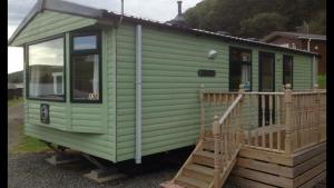 阿伯里斯特威斯Seaview caravans的绿色的小房子,设有木门廊