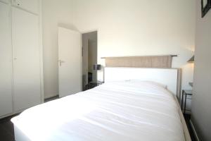 波尔多Appart Hypercentre - Le Saint Projet的卧室配有一张白色大床