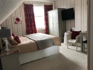 兰迪德诺克里克雷格酒店的一间卧室设有一张床、一个窗口和一台电视