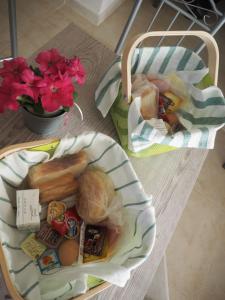尼亚普拉加Zonita Guest House的坐在桌子上的两篮子食物