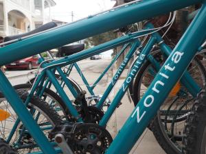 尼亚普拉加Zonita Guest House的停在街上的一群蓝色自行车