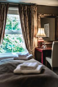 康威泰蕊库德乡间别墅酒店的一间卧室设有一张床、一个窗口和一把椅子