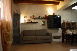 巴列塔Casa-B&B Bouganville Attico 85 mq的客厅配有沙发和桌子