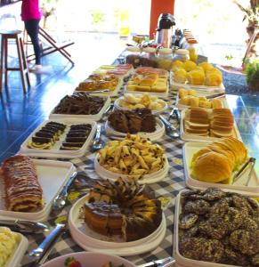 奥林匹亚Pousada Sol Nascente的一张餐桌,上面摆放着各种糕点和甜点