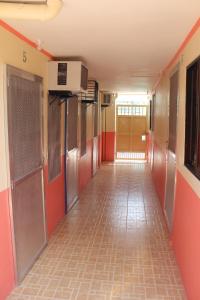 安吉利斯RV瞬态公寓的一条空的走廊,有红色的墙壁和地板
