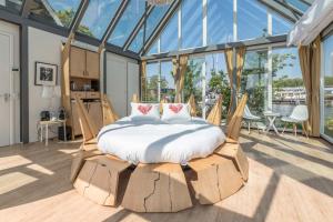 阿姆斯特丹全景套房（曼德拉慧斯赫）住宿加早餐旅馆的一间卧室配有一张木床