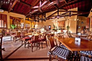 安帕鲁坎托达斯塔环保度假村的配有木桌、桌椅的餐厅
